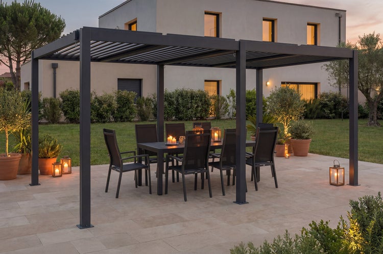 Moderne Terrassenüberdachung mit Esstisch und Stühlen im Garten