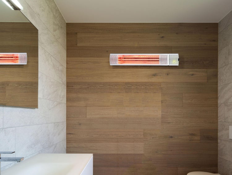 Badezimmer mit Infrarot-Heizstrahler an der Holzwand