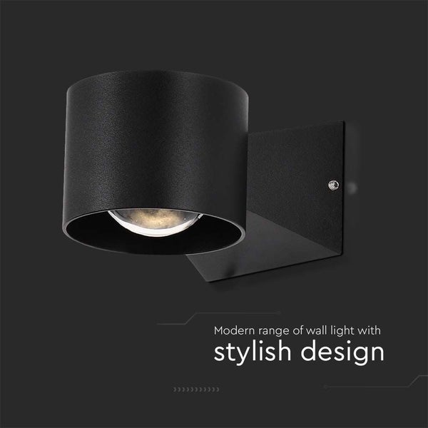 Moderne schwarze Wandleuchte mit zylindrischem Lampenschirm
