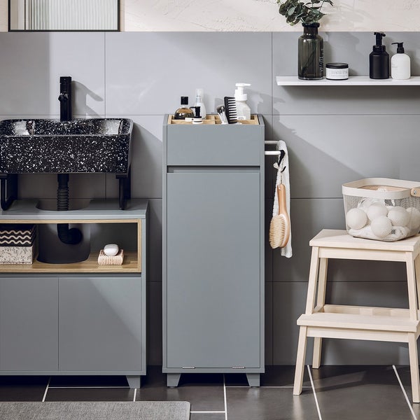 Modernes Badezimmer mit Waschtisch, Unterschrank, Hochschrank, Regal und Hocker.