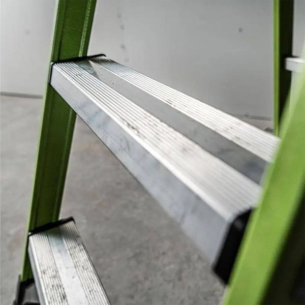 Nahaufnahme einer stabilen Leiter mit profilierten Metallstufen