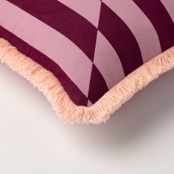 Kissen mit Streifenmuster und Fransen