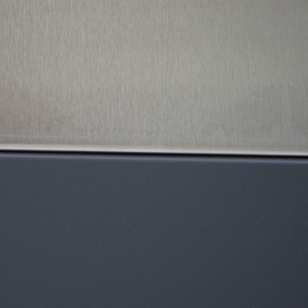 Detailansicht einer Oberfläche aus Metall und Kunststoff