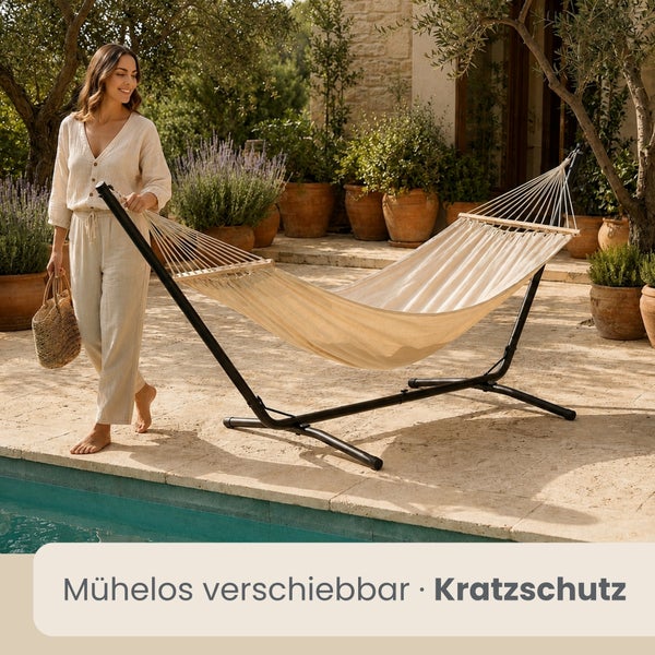 Eine Frau verschiebt eine Hängematte mit schwarzem Metallgestell auf einer Terrasse am Pool, Text: Mühelos verschiebbar und Kratzschutz.
