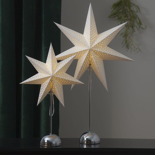 Zwei Papiersterne mit Beleuchtung auf Metallfuß als Dekoration
