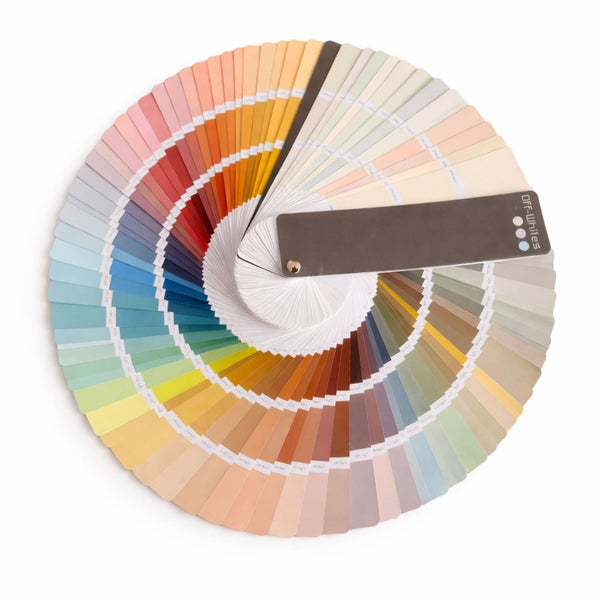 Farbfächer mit einer Vielzahl von Farbmustern für Wandfarben in kreisförmiger Anordnung.