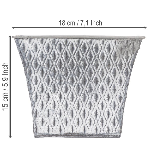 Quadratischer Pflanztopf mit Rautenmuster, Breite 18 Zentimeter, Höhe 15 Zentimeter.