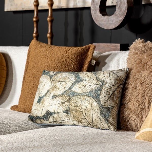 Dekorative Kissen mit Blattmuster und Textur auf einem Sofa