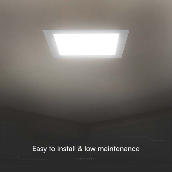 Eckige LED Deckenleuchte an der Decke montiert.