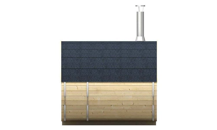Seitenansicht einer Fasssauna aus Holz mit Metallspannbändern, dunkler Dacheindeckung und Schornstein.