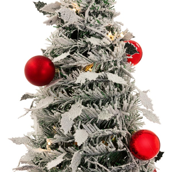 Künstlicher Weihnachtsbaum mit Kunstschnee, LED Beleuchtung und roten Weihnachtskugeln für die festliche Dekoration.