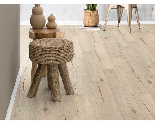 Badezimmer mit Waschtisch, Spiegel, Beleuchtung und Dekorartikeln für eine moderne Raumgestaltung.