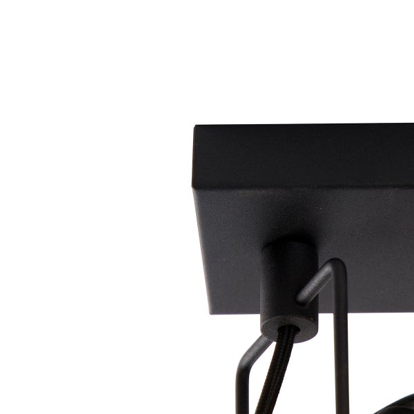 Detailaufnahme einer schwarzen Deckenleuchte mit Kabel