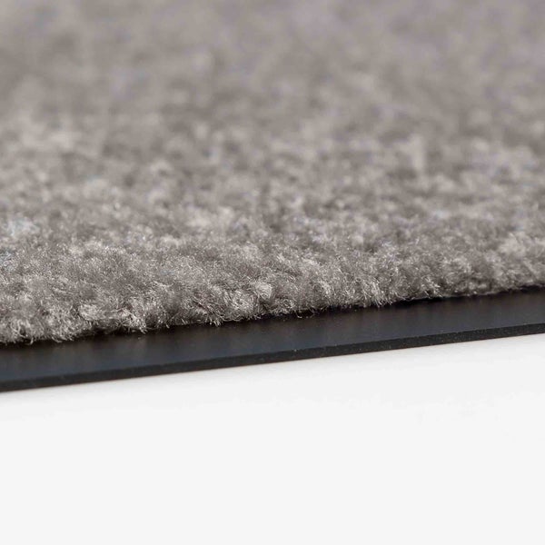 Detailansicht einer grauen Schmutzfangmatte mit schwarzer Rückseite