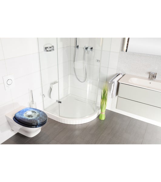 Modernes Badezimmer mit einer Toilette, die einen Toilettensitz mit Fußballmotiv aufweist, daneben eine Duschkabine und ein Waschbecken.