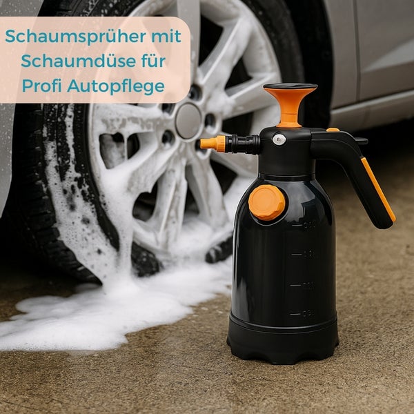 Schaumsprüher mit Schaumdüse zur professionellen Autopflege vor einem Auto mit eingeschäumten Reifen.