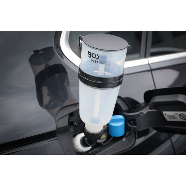 BGS technic AdBlue Befülltrichter mit Deckel, eingesetzt in den Einfüllstutzen eines Kraftfahrzeugs.