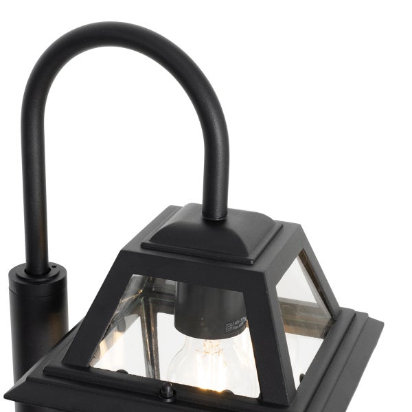 Schwarze Außenwandleuchte in Laternenform mit gebogenem Arm und klarem Glas.