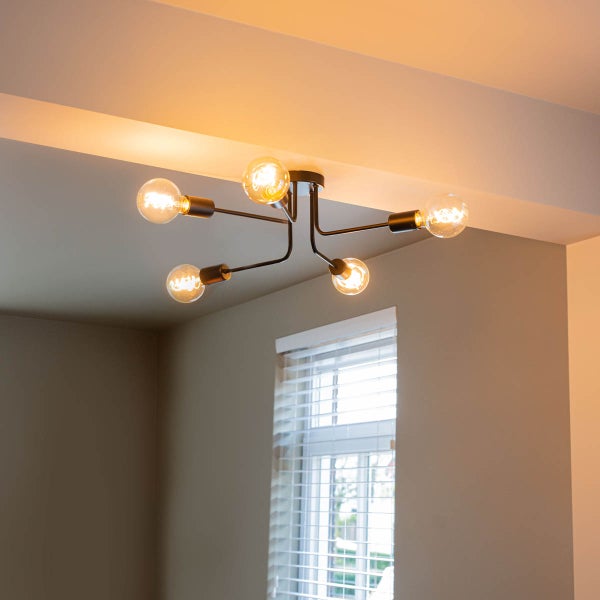 Deckenleuchte mit fünf Glühbirnen im Raum