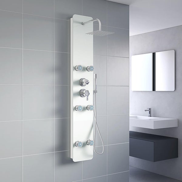 Duschpaneel mit Regendusche und Massagedüsen, montiert an einer gefliesten Wand in einem modernen Badezimmer mit Waschbecken und Spiegel.