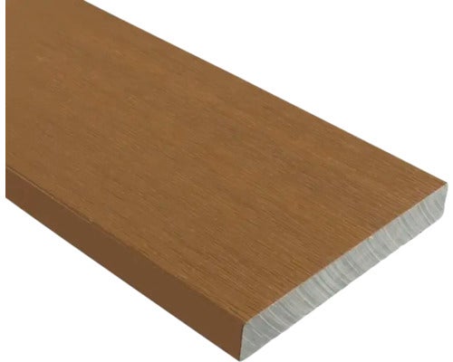 WPC Terrassendiele mit Holzstruktur-Oberfläche, rechteckiges Profil.