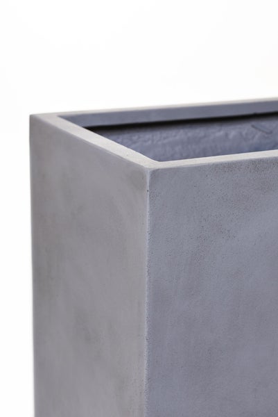 Nahaufnahme der Ecke eines grauen rechteckigen Pflanzkastens aus wetterfestem Material in Betonoptik.