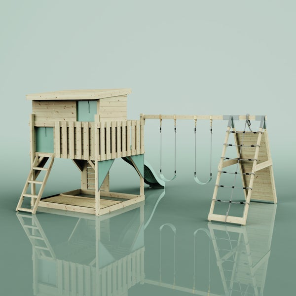 Spielturm aus Holz mit grünen Elementen, Spielhaus, Rutsche, zwei Schaukeln, Sandkasten sowie Klettergerüst mit Netz und Wand.