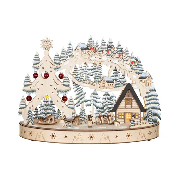 Beleuchteter Weihnachtsschwibbogen aus Holz mit winterlicher Waldszene, Weihnachtsbaum und Schlittenmotiv als dekorative Weihnachtsbeleuchtung.