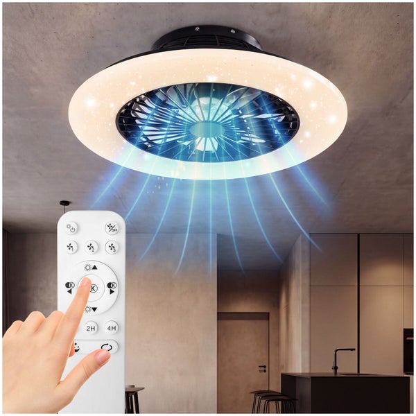 Runder Deckenventilator mit integrierter LED Beleuchtung und Fernbedienung, montiert an einer Zimmerdecke in einem modernen Wohnraum.