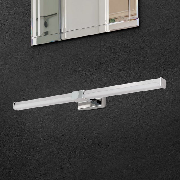 Moderne LED Spiegelleuchte für Badezimmer zur Wandmontage, aus Metall mit Diffusor zur gleichmäßigen Lichtverteilung.