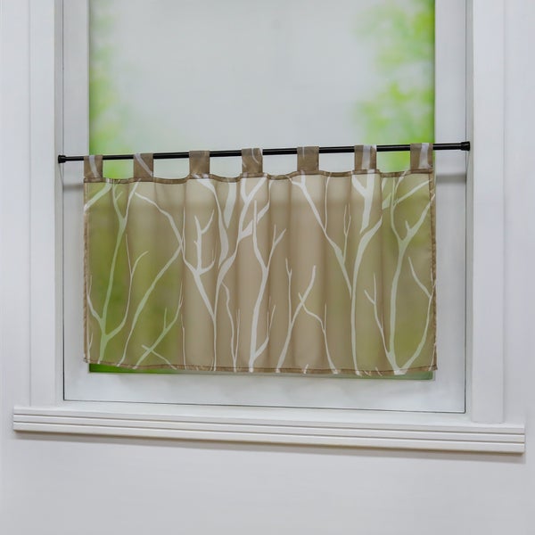 Fenster mit braunem Scheibenhänger und Baumzweigmuster
