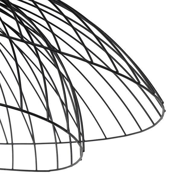 Detail einer Pendelleuchte aus Metall