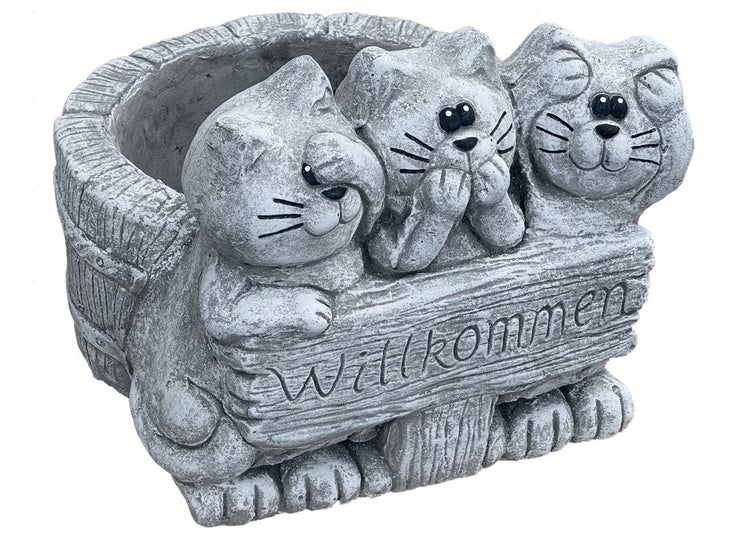Pflanzgefäß aus Steinguss mit drei Katzenfiguren, die sich Augen, Mund und Ohren zuhalten, inklusive Willkommensschriftzug für den Garten.