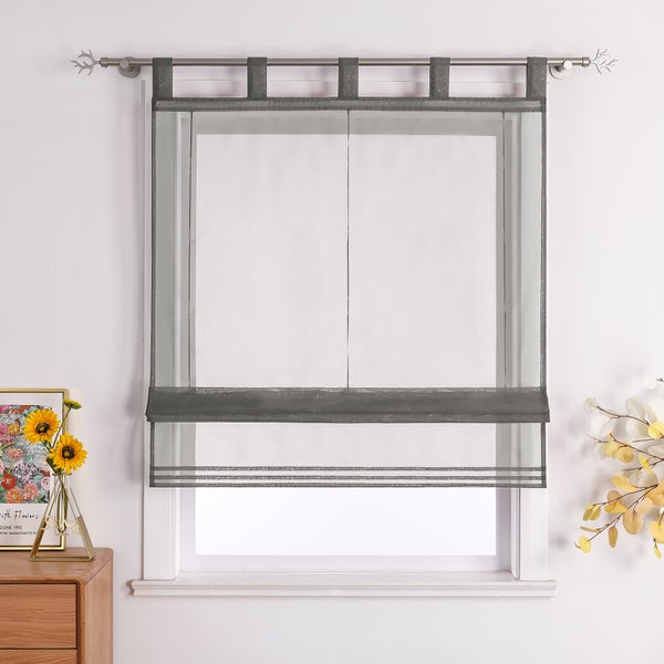Grauer, halbtransparenter Faltstore am Fenster