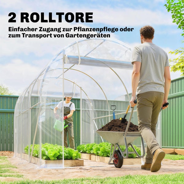 Folientunnel mit zwei Rolltoren. Eine Frau gießt Pflanzen in Hochbeeten, ein Mann schiebt eine Schubkarre mit Erde zum Eingang.