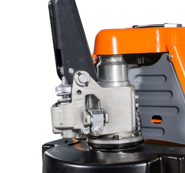 Detailaufnahme der Hydraulikpumpe eines orangefarbenen Hubwagens mit schwarzem Hebelarm und Metallfeder.