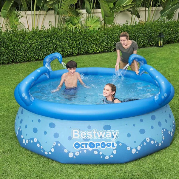 Bestway Octopool aufblasbarer Gartenpool mit wassersprühenden Tentakeln, zwei Kindern und einer Frau im Wasser auf einem Rasen, Bestway Logo.