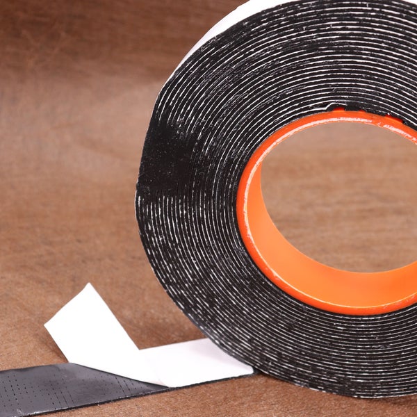Rolle schwarzes doppelseitiges Dichtungsband mit weißer Schutzfolie zum Abdichten und für Montagearbeiten.