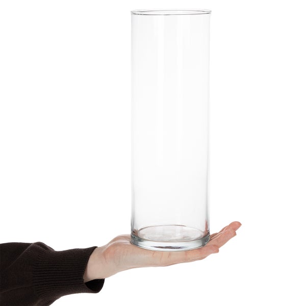 Zylindrische Glasvase aus transparentem Glas, präsentiert auf einer Hand für einen Größenvergleich.