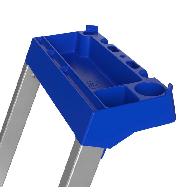 Blaue Werkzeugablage auf einer Leiter