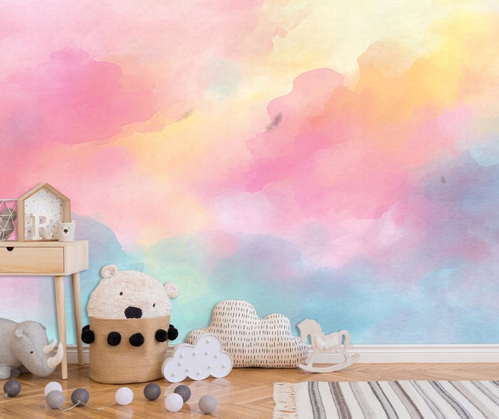 Kinderzimmer mit pastellfarbener Aquarelltapete, Spielzeugen und Holzfußboden für eine helle und freundliche Atmosphäre.