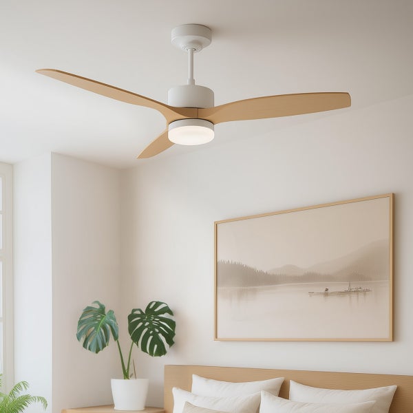 Moderner Deckenventilator mit drei hellen Holzflügeln und integrierter Leuchte in einem hellen Schlafzimmer mit Holz-Kopfteil und Zimmerpflanze.