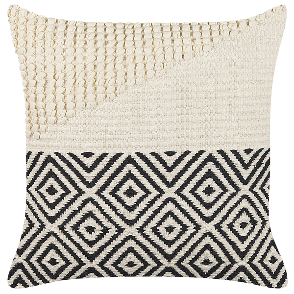 Quadratisches Dekokissen in Creme und Schwarz mit strukturierter Oberfläche und geometrischem Rautenmuster.