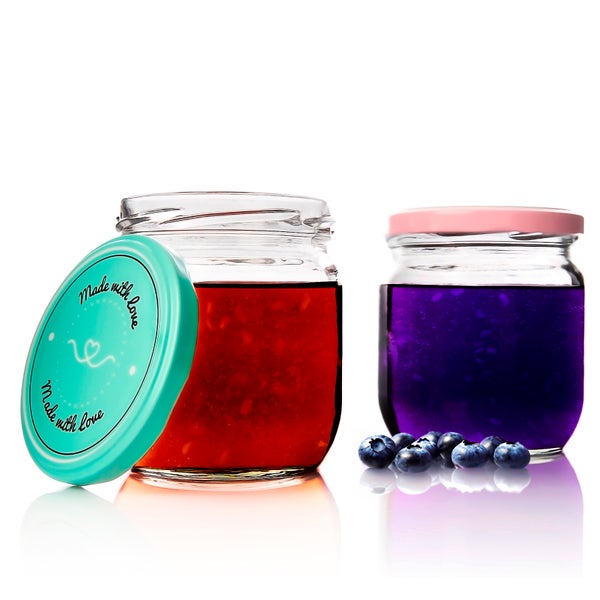 Zwei Gläser Marmelade mit Deckel und Heidelbeeren