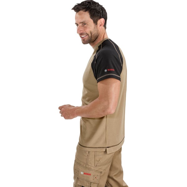 Mann in Bosch Arbeitskleidung, bestehend aus T-Shirt und Arbeitshose