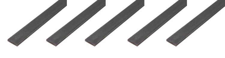 Fünf gleich lange Flachstangen aus unlegiertem Stahl als Baumaterial.