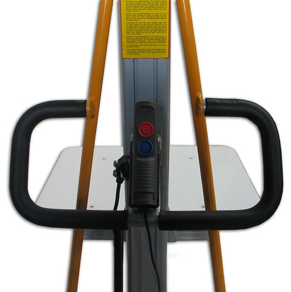 Detailansicht eines Materiallifts mit Bedienelementen und Haltegriffen.