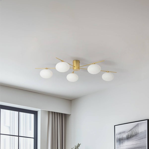 Deckenleuchte mit fünf Leuchtkörpern und goldfarbenen Details im Wohnraum
