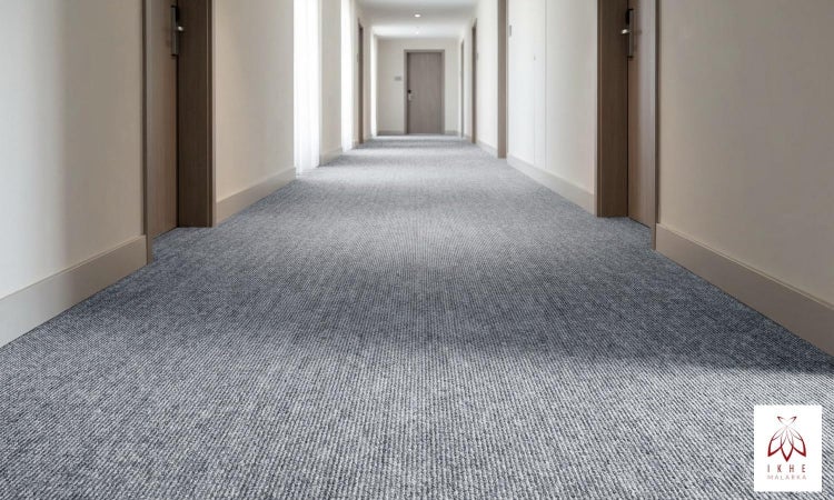 Flur mit Teppichboden und Türen