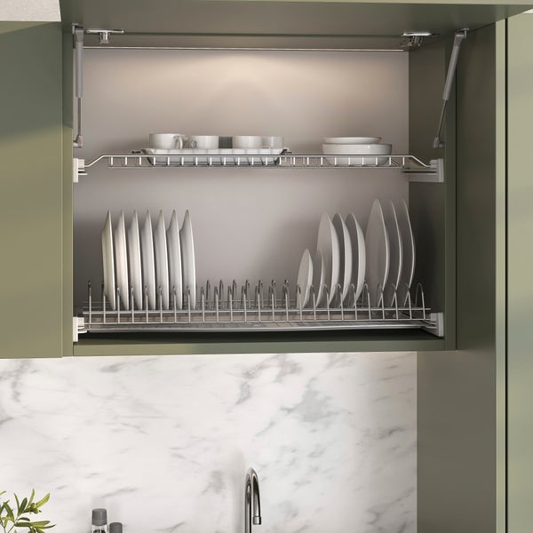 Einbau-Abtropfgestell in einem Küchenschrank mit zwei Ebenen für Teller, Tassen und Schalen.